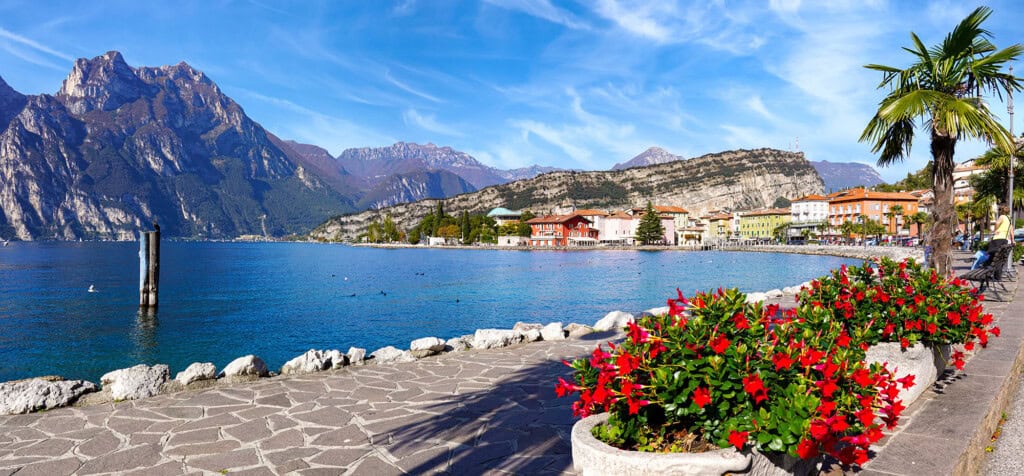 Vi från strandpromenaden vid Gardasjön i Italien