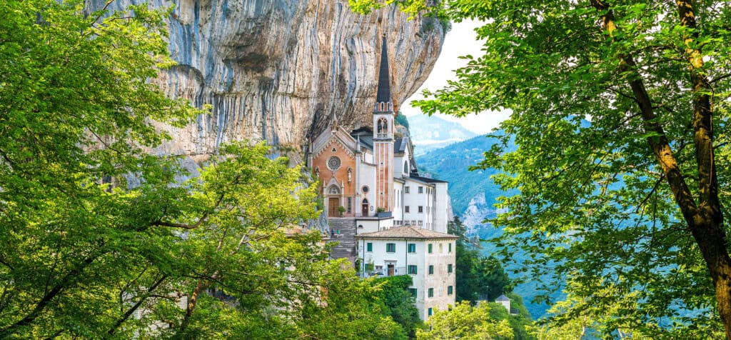 Kyrka i Italien på bergskant.
